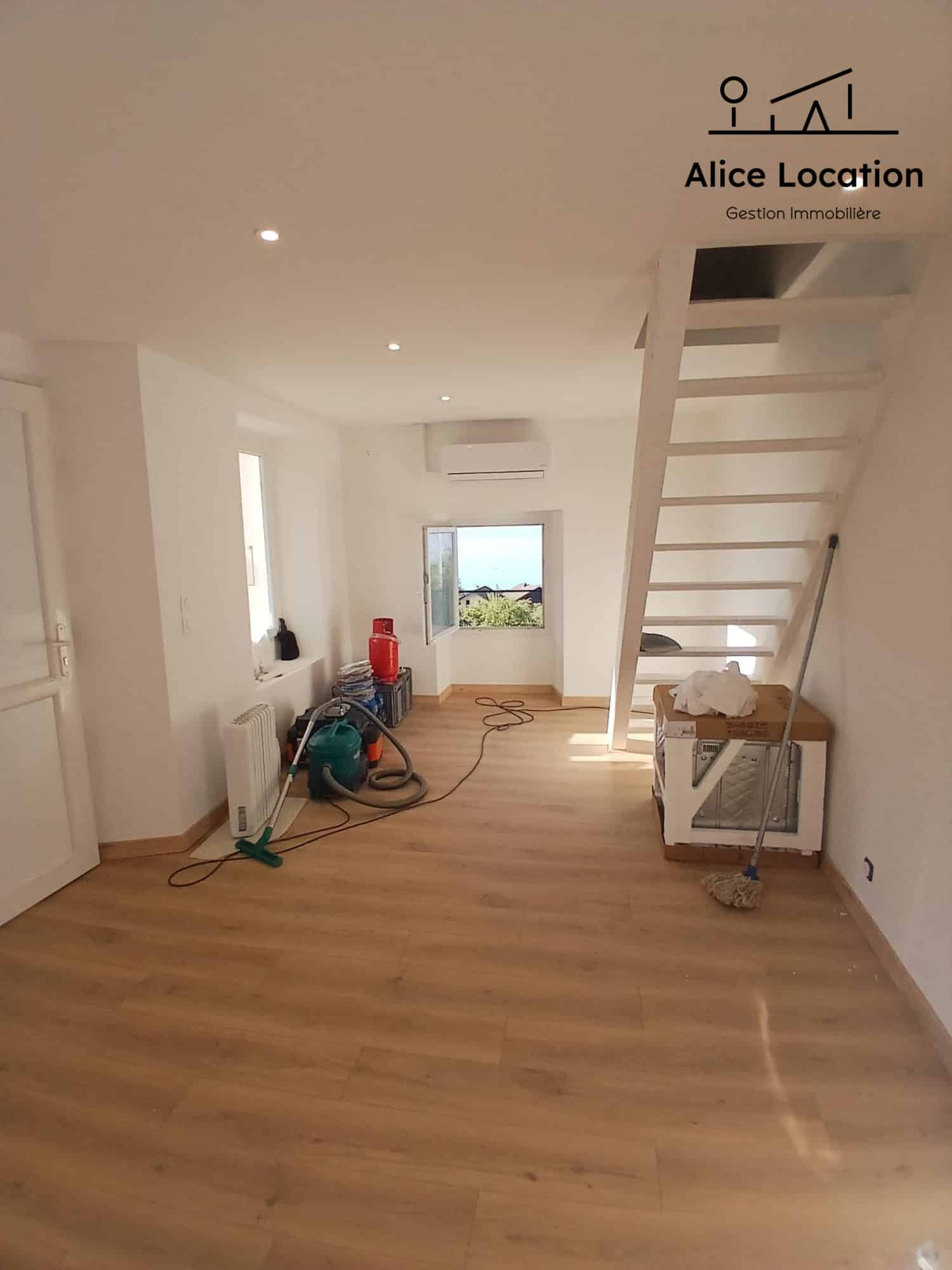 CHARMANT T2 DUPLEX ENTIEREMENT RENOVE – VUE LAC – TERRASSE ET 2 PLACES DE PARKING